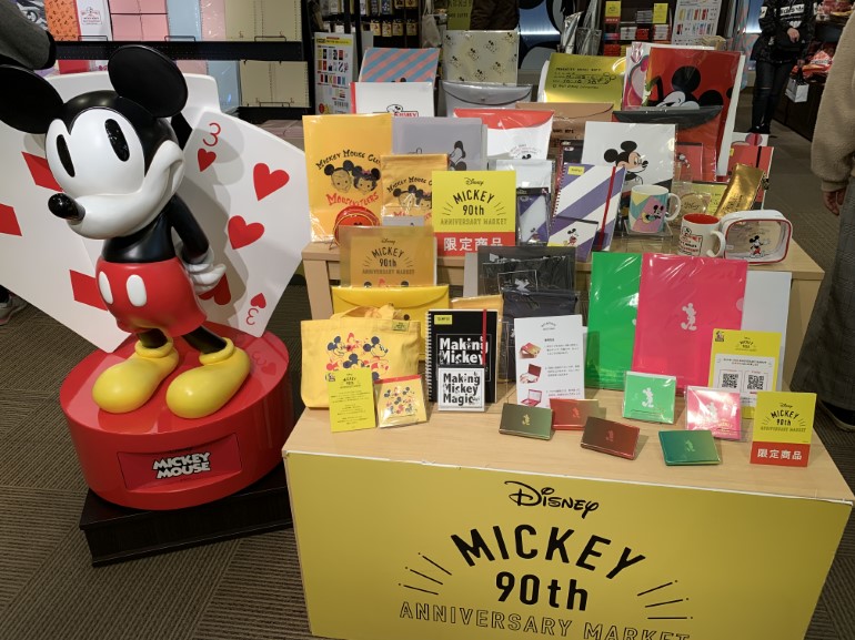 ミッキー90周年記念スペシャルショップ Disney Mickey 90th Anniversary Marketがオープン 羽田空港サーバー